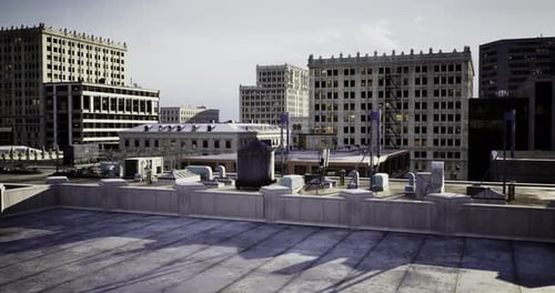 Vista desde la azotea de los edificios de la ciudad bajo un cielo azul en un día soleado