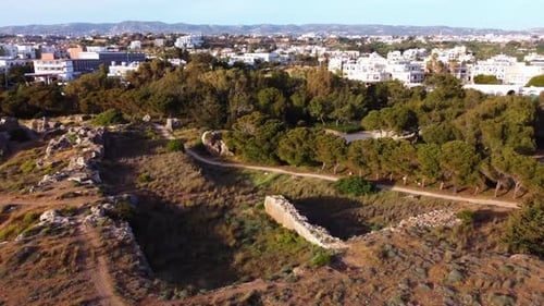 Anciennes tombes en pierre sculptées dans la roche au parc archéologique de Paphos à Chypre, vue aérienne
