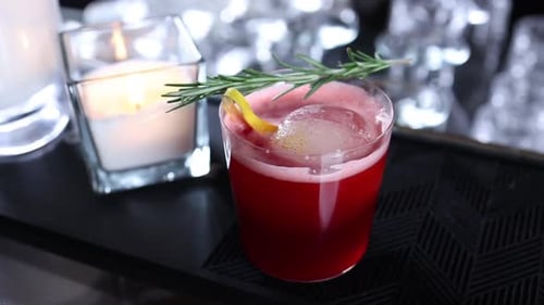 el camarero prepara un cóctel en el bar