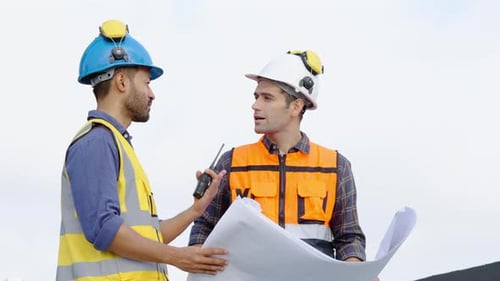 Auftragnehmer, Zwei Bauingenieure, die gemeinsam Informationen aus dem Bauplan überprüfen, Projektleiter