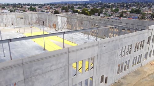 Paredes prefabricadas instaladas en el sitio de construcción de un almacén de distribución en Oaklan
