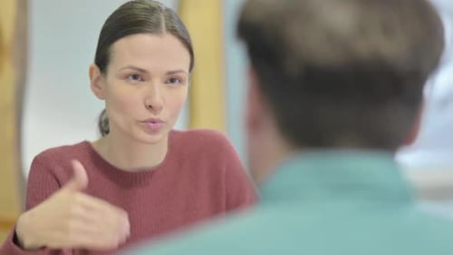 Gros plan d'une jeune femme parlant à son partenaire masculin