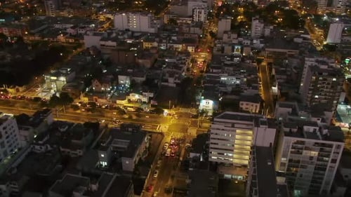 Vista aérea del distrito de Miraflores por la noche en Lima, Perú.