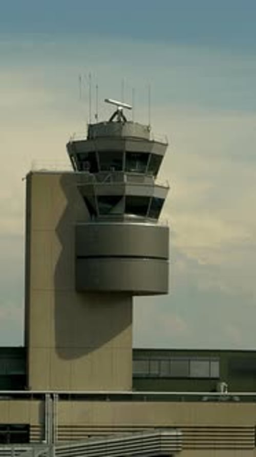Ein moderner Flughafen-Kontrollturm mit fortschrittlicher Kommunikationsausrüstung für den Betrieb