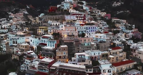Vue aérienne de Positano Les célèbres maisons colorées la nuit avec une architecture lumineuse et étonnante sur le