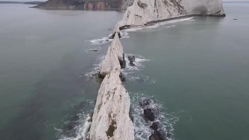 4K 30FPS Drohnenflug über den rot-weißen Leuchtturm, um langsam den weißen Cl zu enthüllen