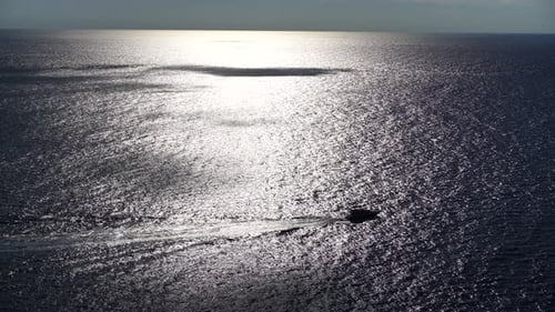 Meereslandschaft mit Jachten und Felsenküstenyachten im Meer vor dem Hintergrund von Rocky Shores The