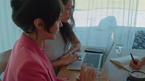 Reunión de mujeres empresarias de oficinas internacionales modernas