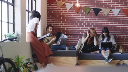 Travail d'équipe, conception et planification avec une femme créative et son collègue masculin travaillant sur des documents