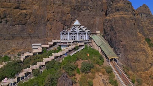 Orbe aérienne du temple Saptashrungi Devi, de Vani Nashik, de Half Shakti Peetha, au sommet d'une colline, par une journée ensoleillée