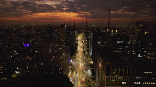 Vista aérea da Avenida Paulista (Avenida Paulista) na cidade de São Paulo, Brasil, à noite.