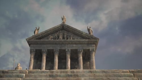 Alte Tempelanlage mit Statuen unter bewölktem Himmel bei Sonnenuntergang