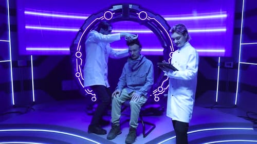 Porträt von Wissenschaftlern in weißer Uniform, die moderne Technologien einsetzen