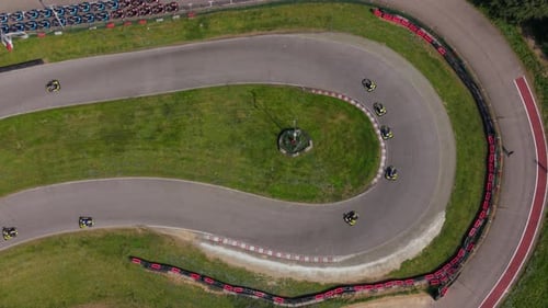 Go-Kart-Rennstrecke, Luftaufnahme, Hochgeschwindigkeits-Motorsport-Action