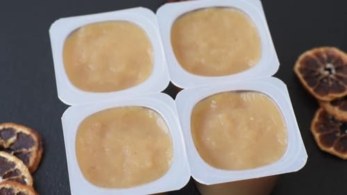 Sauce sucrée aux pommes, nourriture pour bébés, ingrédient en conserve pour les desserts. Compote de pommes