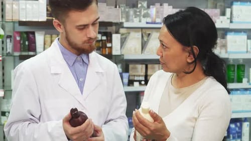 Une femme adulte consulte un pharmacien au sujet d'un remède