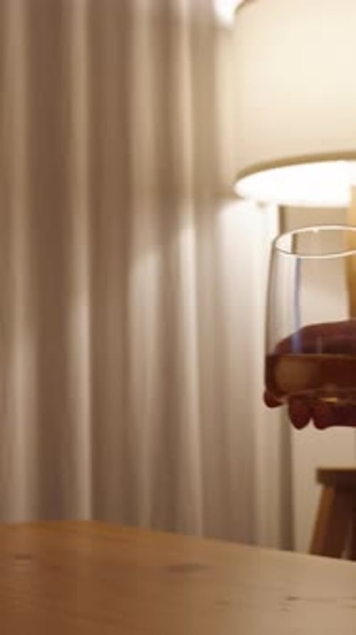 Vidéo verticale. Les mains d'une femme et d'un homme avec leurs verres à whisky s'approchent pour les faire tinter