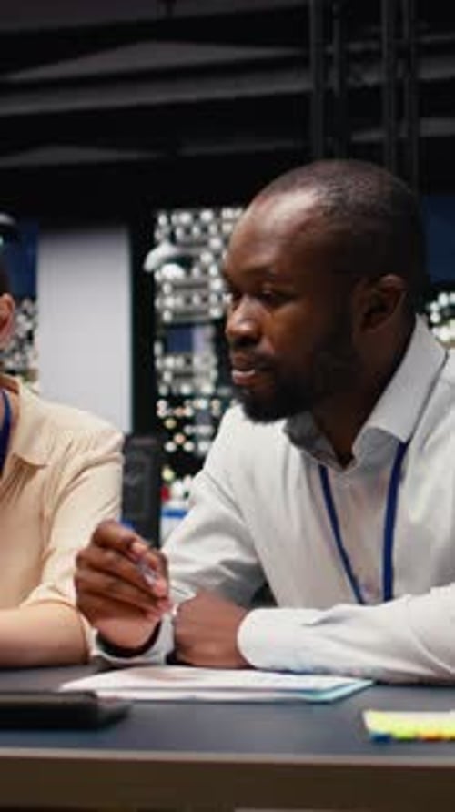 Vidéo verticale Un groupe diversifié de professionnels des affaires travaillant ensemble dans un espace de travail