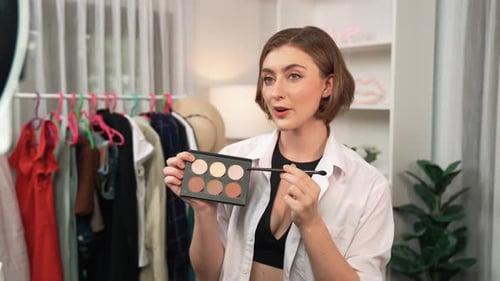 Mujer influencer graba un vlog en vivo, reseña de videos, maquillaje, prim social