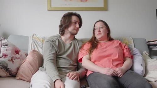 Junges Paar zusammen, ernsthafte Beziehungsdiskussion, häuslicher Komfort,