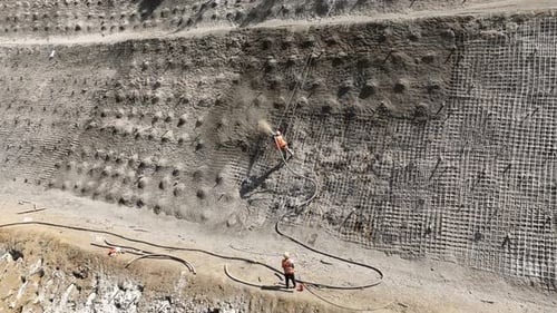 Luftaufnahme von Kränen und Brückenfundamentpfeilern auf der Baustelle eines neuen Autobahnprojekts
