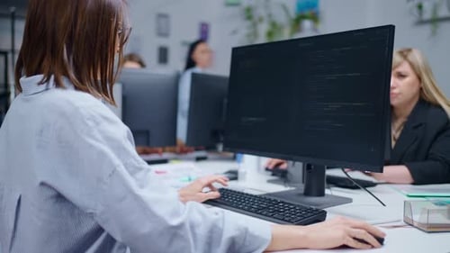 Programmiererinnen, die im Büro mit Big Data arbeiten, Panoramaansicht des Arbeitsplatzes von IT-Fachleuten