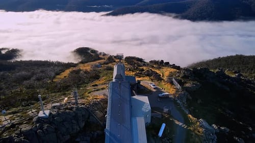 Vue aérienne du télésiège de Thredbo en été avec un brouillard de montagne, Nouvelle-Galles du Sud, Australie