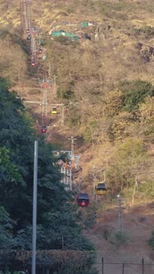 Les téléphériques de Pavagadh Hill se déplacent en montée dans le Gujarat, en Inde