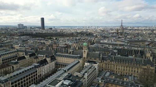 Sorbonne mit Eiffelturm und Montparnasse-Turm im Hintergrund, Pariser Stadtbild, Frankreich. Luftseite