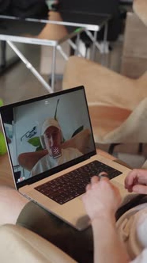 Vertical : les hommes utilisent un ordinateur portable pour passer des appels vidéo et régler la luminosité de l'écran