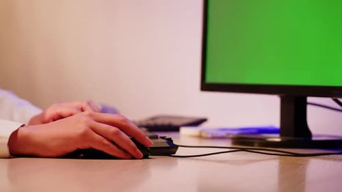 Junge Frau tippt auf Computertastatur Nahaufnahme Arbeitsplatz Konzept Arbeiten und Chatten in
