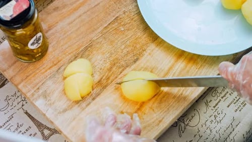 Weibliche Küchenchefs schneiden Kartoffelscheiben zum Braten oder Schmoren