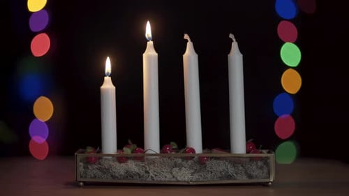 Dos velas de adviento encendidas