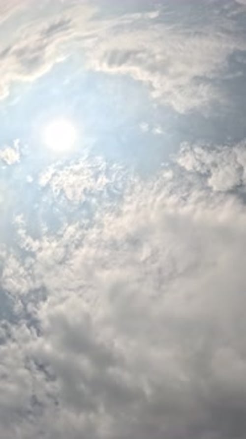 Timelapse : cumulus moelleux se déplaçant dans un ciel lumineux au coucher du soleil, nature aérienne abstraite, océan d'été