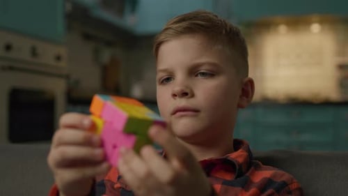 Niño resolviendo rompecabezas de cubos de cerca