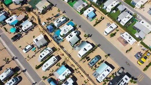 Drohnenaufnahmen der schönen Stadt Benidorm in Spanien, die Reihen von geparkten Wohnwagen zeigen