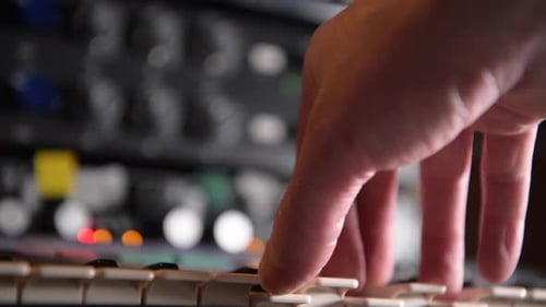 Playing synth keyboard chords