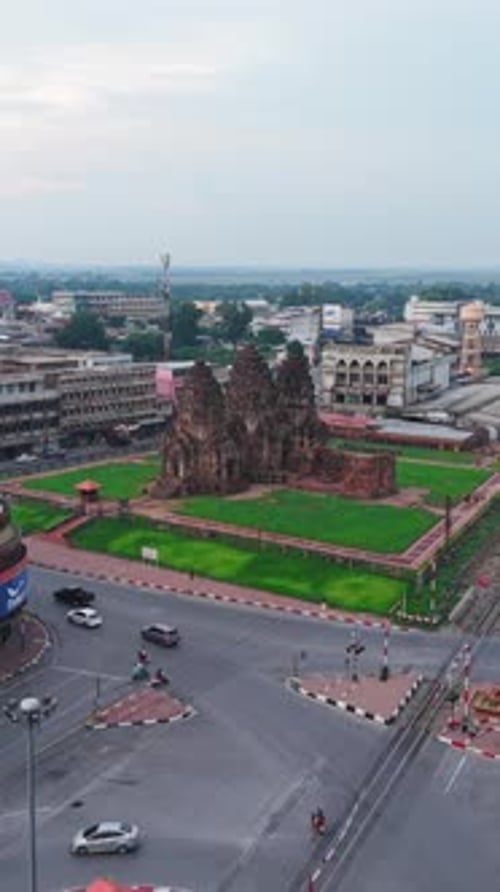 Phra Prang Sam Yod, les ruines d'un ancien temple khmer, se trouvent au centre d'un rond-point à