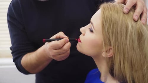 Modische Visagistin, die Lidschatten für Schönheit aufträgt, Make-up, Modell, Nahaufnahme, Augen, Lidschatten, schön