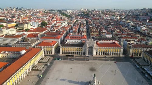Vol à reculons au lever du soleil au-dessus de la Praça do Comércio ou de Terreiro do Paço et du Tejo, avec vue sur