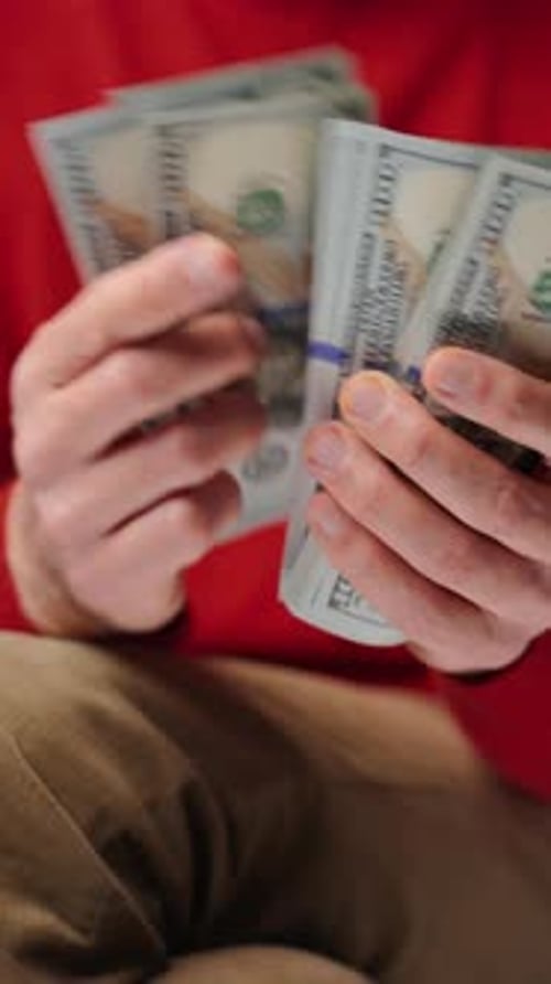 Hombre contando billetes de un dólar estadounidense de cerca