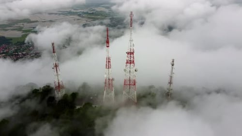 Torre de telecomunicaciones vista aérea en la cima de la colina