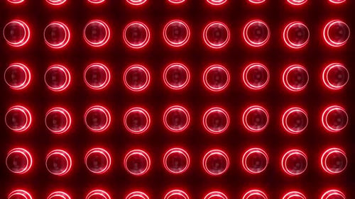 Des lumières rouges éclatantes créent un motif de fond fascinant et énergique