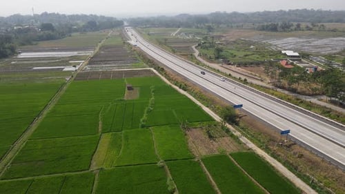 Luftaufnahme der Mautstraße, die von Natur umgeben ist, in Boyolali, Java, Indonesien
