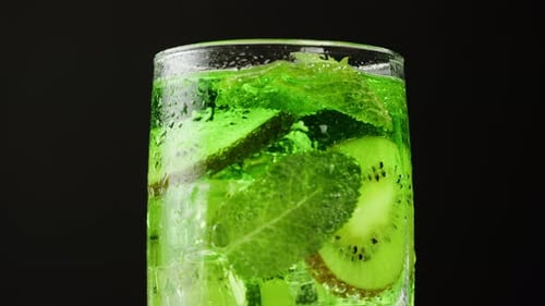 Limonada de kiwi em fundo preto