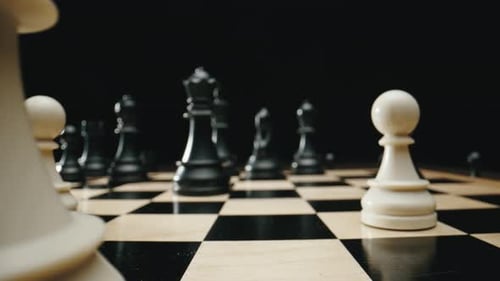 Steadicam-Schnappschuss der Annäherung an eine schwarze Ritterschachfigur, die in ihrer Position auf dem Schachbrett steht