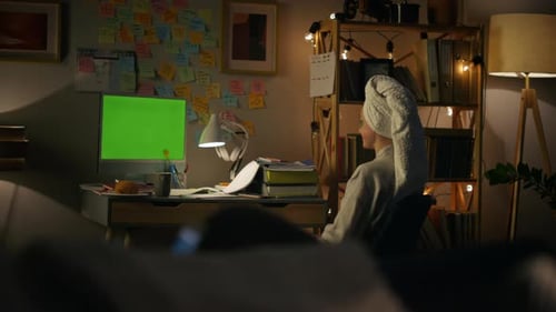 Unbekannter Freelancer winkt während eines abendlichen Videoanrufs nach Hause auf einem Chromakey-Computer
