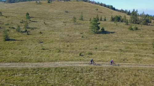 Wir fliegen über einer Gruppe von Rennradfahrern, die mit ihren Fahrrädern die malerische Straße entlang fahren, die durch den Pi führt