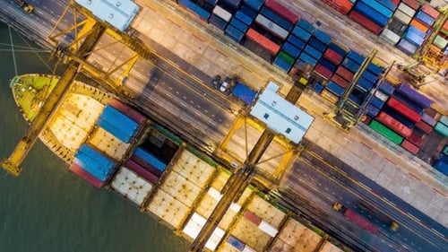 Concept d'importation et d'exportation, navire chargé