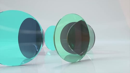 Bunte durchscheinende blau-lila Glaslinsen drehen und drehen sich auf hellem Hintergrund 3D-Animation